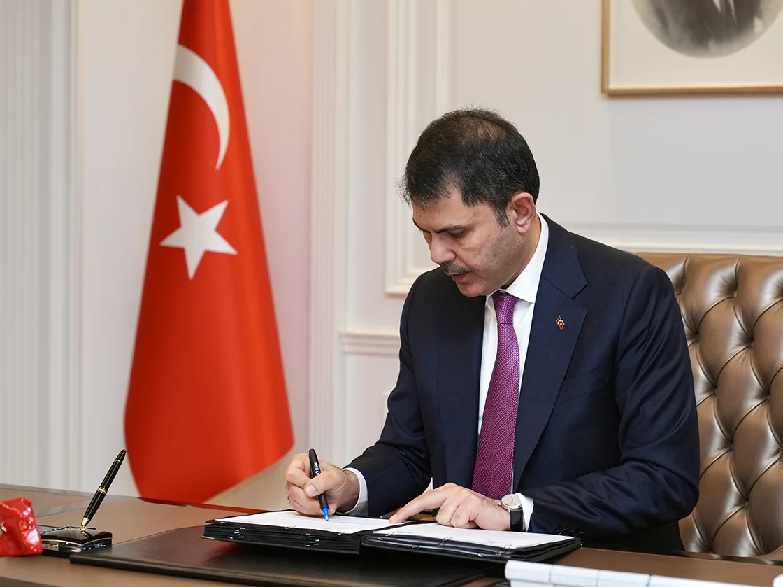 Çevre, Şehircilik ve İklim Değişikliği Bakanı Murat Kurum, BM-HABITAT’ın İstanbul’da bölge ofisi kurması ve pek çok alanda Türkiye ile işbirliği yapmasını öngören anlaşmaları Türkiye tarafı adına imzaladı. ( ÇŞİDB – Anadolu Ajansı )