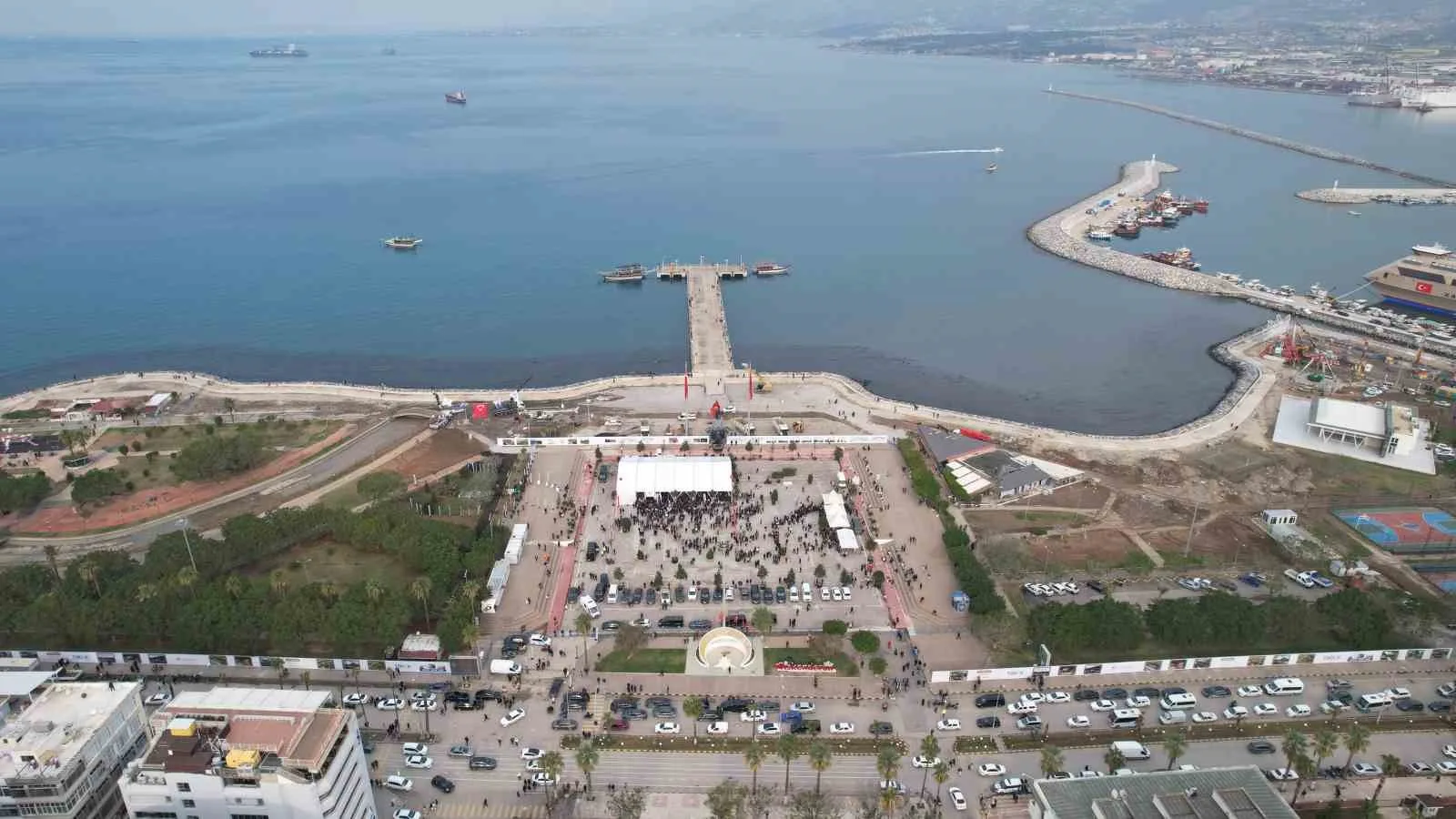 HATAY’IN İSKENDERUN İLÇESİNDE 80 SANTİMETRE KAYMANIN YAŞANDIĞI SAHİLDE DÜZENLEMESİ YENİLEME PROJESİ ÇEVRE, ŞEHİRCİLİK VE İKLİM DEĞİŞİKLİĞİ BAKANI MURAT KURUM’IN KATILIMIYLA BAŞLADI. BAKAN KURUM, “İNŞALLAH PROJEMİZİN AÇILIŞINI DA CUMHURİYETİMİZİN 102. YILI