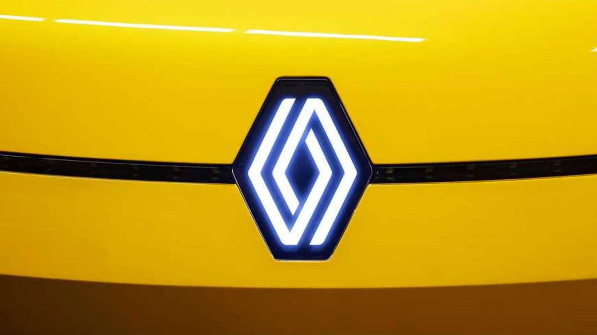 Zirvenin sahibi değişmediPazardaki genel daralmaya paralel olarak satışları yüzde 17,17 azalsa da Fransız üretici Renault zirvedeki yerini korudu. Renault, daralan pazara rağmen ağustos ayını 7 bin 919 adetlik satışla birinci sırada tamamlamayı başardı.
