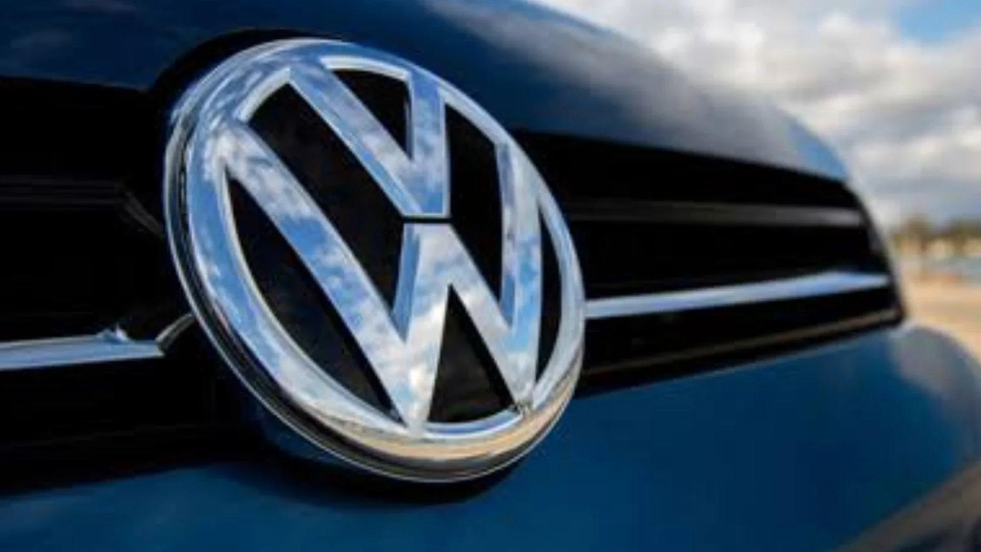İkinci sırada Volkswagen yer aldıAğustos ayında pazarın ikinci sırasına Volkswagen yerleşti. Satış grafiğini koruyarak geçen yıla göre yüzde 0,39'luk ufak bir artış yakalayan Alman marka, ayı 5 bin 624 adetlik teslimatla kapattı.