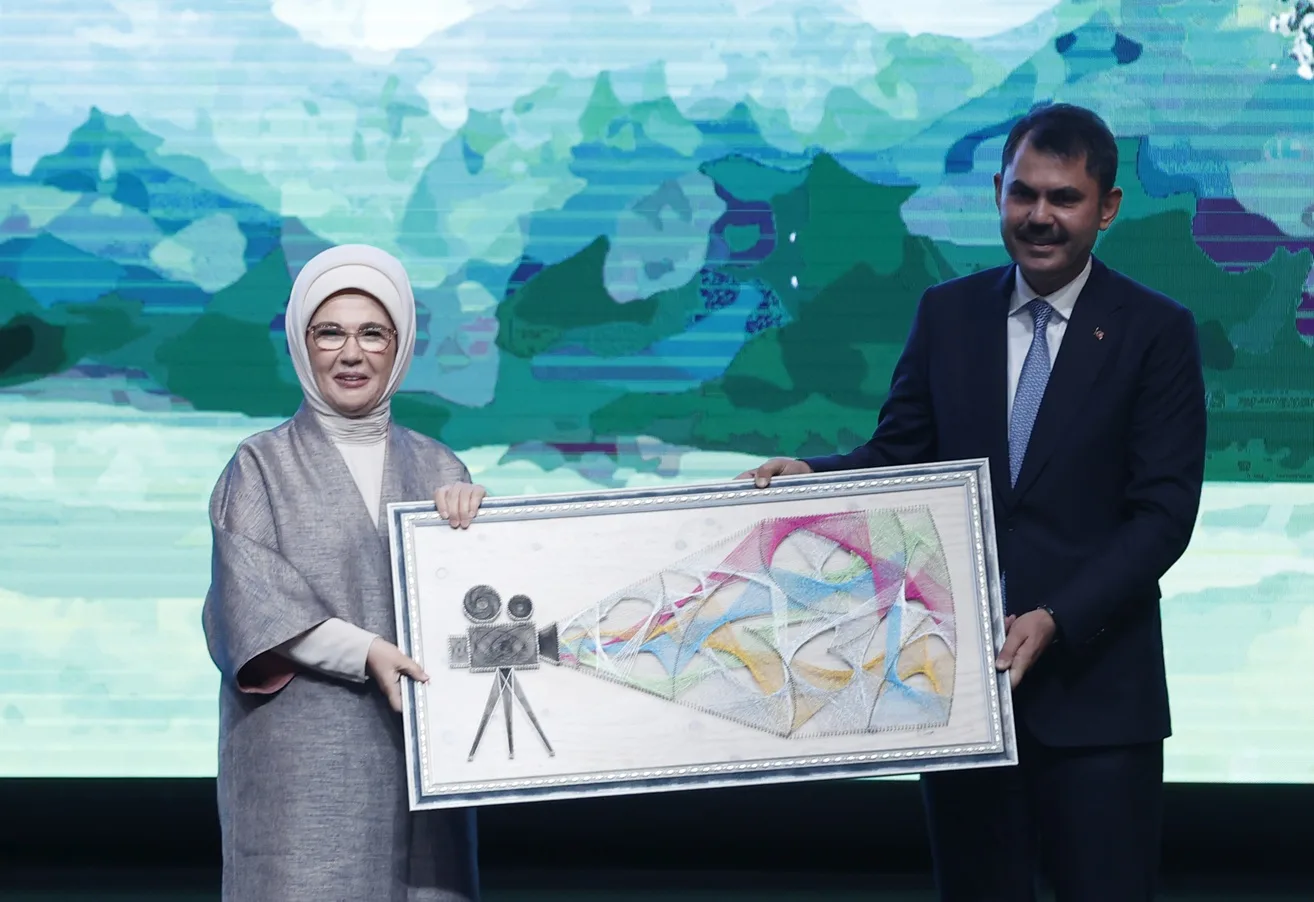 Cumhurbaşkanı Recep Tayyip Erdoğan’ın eşi Emine Erdoğan, Çevre ve Şehircilik Bakanlığı tarafından Cumhurbaşkanlığı Kongre ve Kültür Merkezi’nde düzenlenen Sıfır Atık Kısa Film Yarışması Ödül Töreni’ne katıldı. Çevre ve Şehircilik Bakanı Murat Kurum, Emine